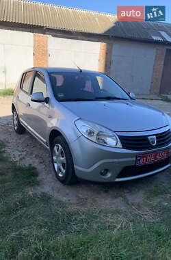 Хетчбек Dacia Sandero 2009 в Ромнах