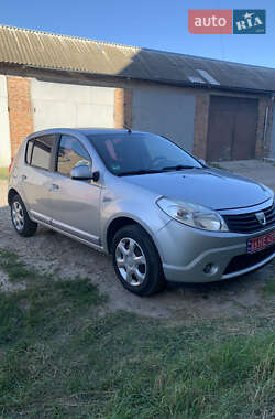 Хэтчбек Dacia Sandero 2009 в Ромнах