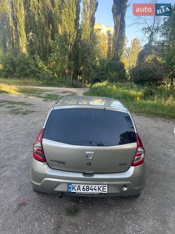 Хетчбек Dacia Sandero 2009 в Києві