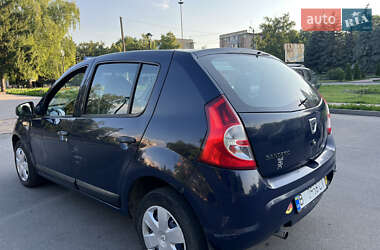 Хэтчбек Dacia Sandero 2012 в 