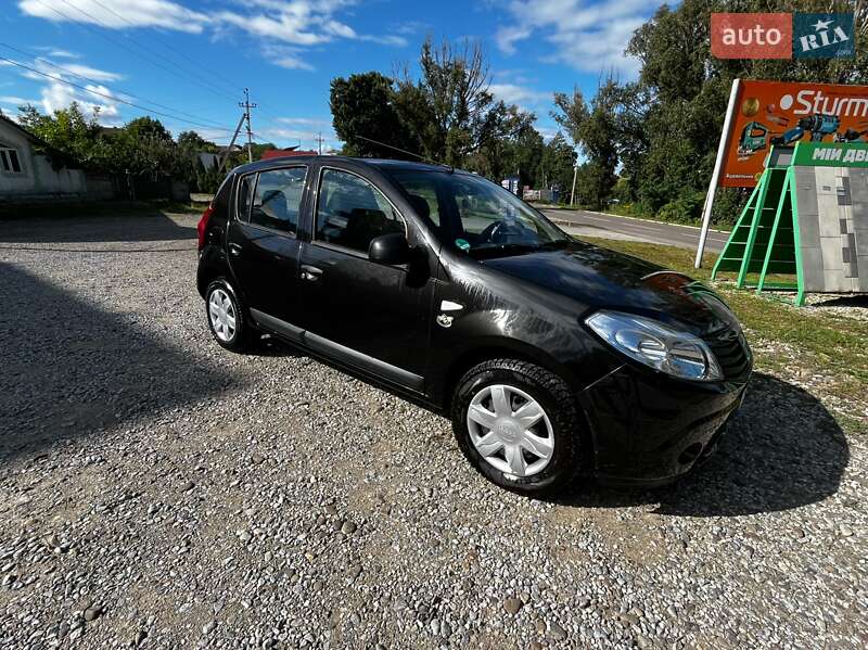 Хетчбек Dacia Sandero 2009 в Чернівцях