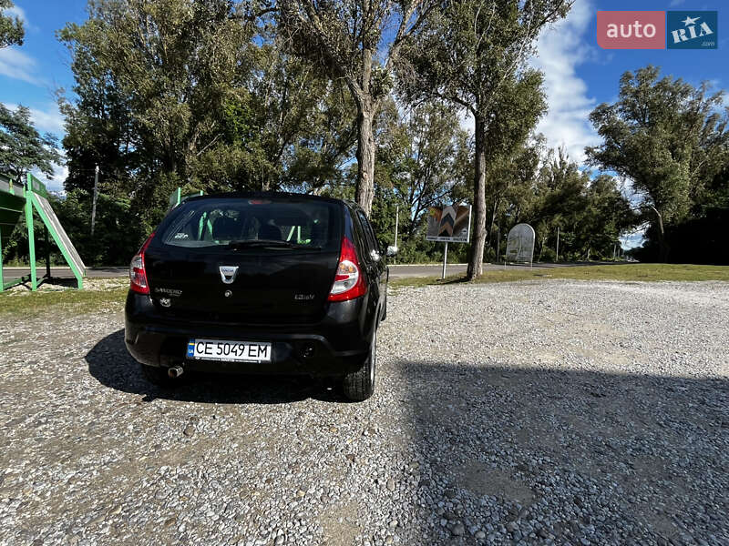 Хетчбек Dacia Sandero 2009 в Чернівцях