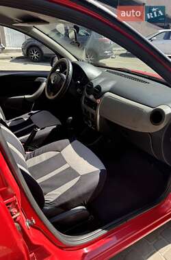 Хэтчбек Dacia Sandero 2012 в 