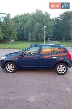 Хэтчбек Dacia Sandero 2009 в 