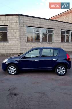 Хэтчбек Dacia Sandero 2009 в 