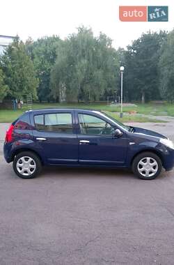 Хэтчбек Dacia Sandero 2009 в 