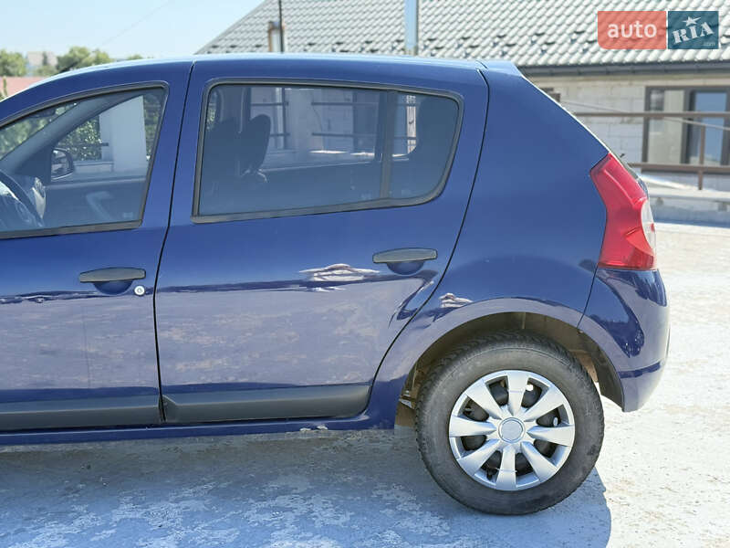 Хетчбек Dacia Sandero 2009 в Києві
