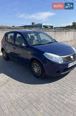 Хэтчбек Dacia Sandero 2009 в 