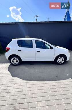 Хэтчбек Dacia Sandero 2013 в 