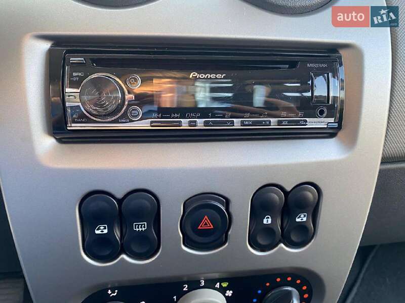 Хэтчбек Dacia Sandero 2010 в Львове