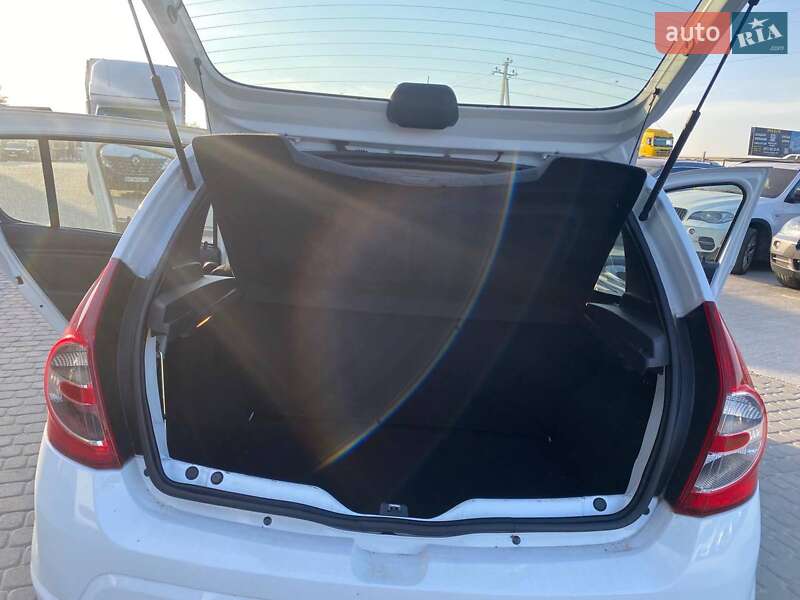 Хэтчбек Dacia Sandero 2010 в Львове