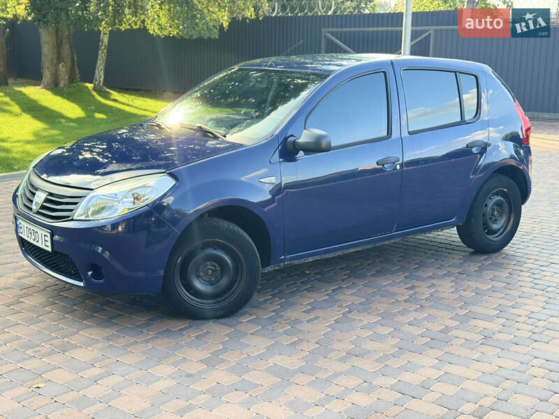 Хэтчбек Dacia Sandero 2009 в 