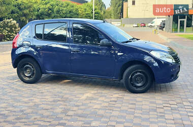 Хэтчбек Dacia Sandero 2009 в 