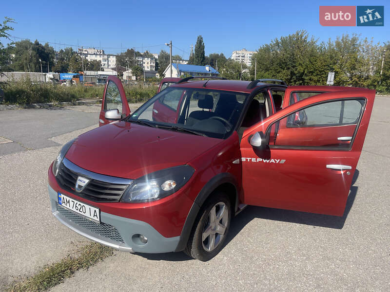 Хэтчбек Dacia Sandero 2010 в 
