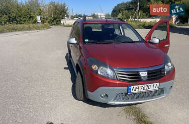 Хэтчбек Dacia Sandero 2010 в 