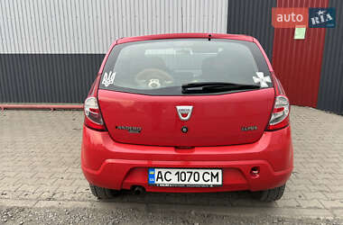Хэтчбек Dacia Sandero 2009 в 