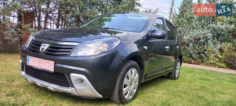 Хэтчбек Dacia Sandero 2008 в 