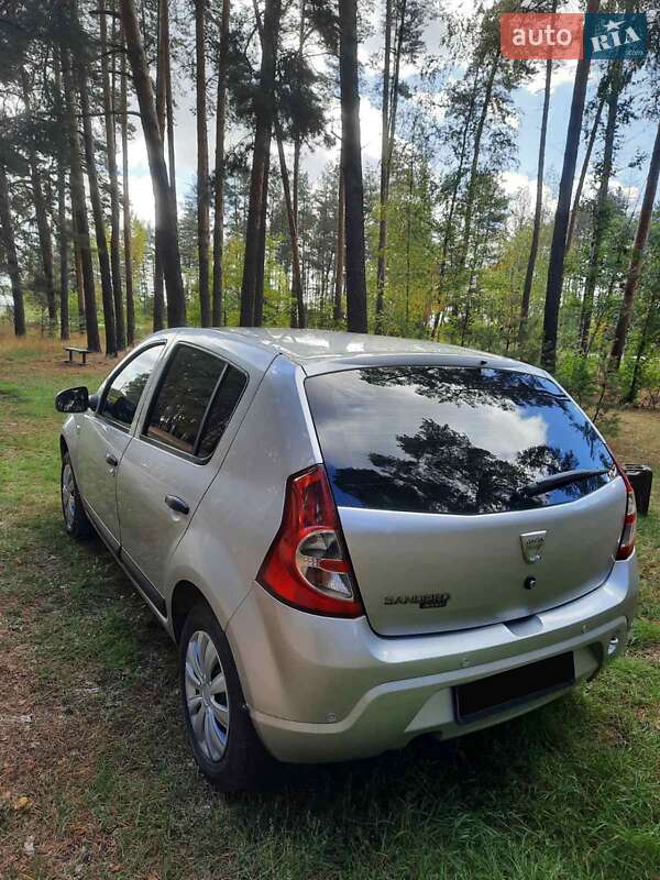 Хэтчбек Dacia Sandero 2010 в Ромнах