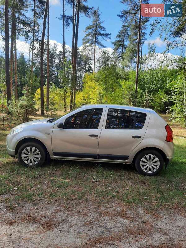 Хэтчбек Dacia Sandero 2010 в Ромнах