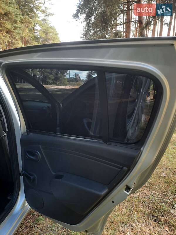 Хэтчбек Dacia Sandero 2010 в Ромнах