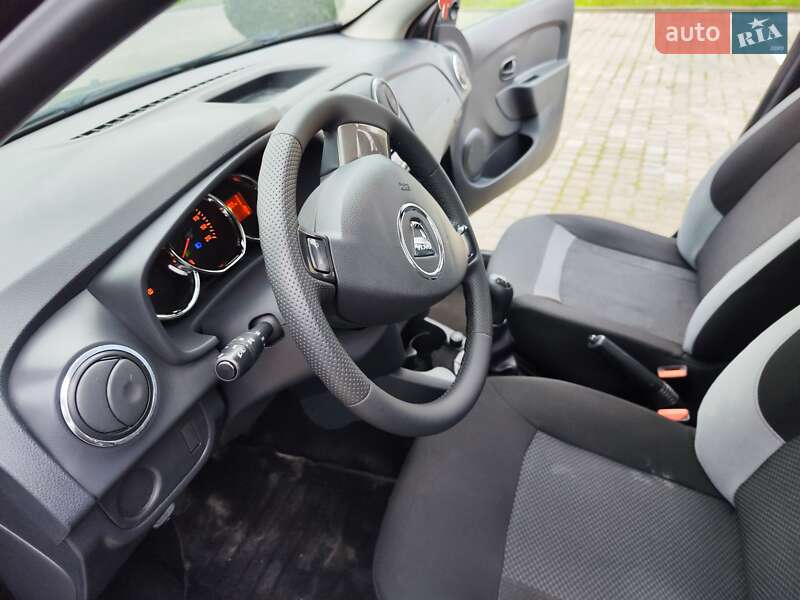 Хэтчбек Dacia Sandero 2015 в Львове