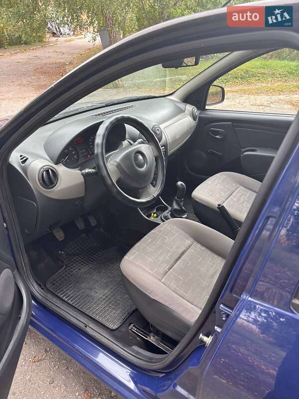 Хэтчбек Dacia Sandero 2009 в Гадяче