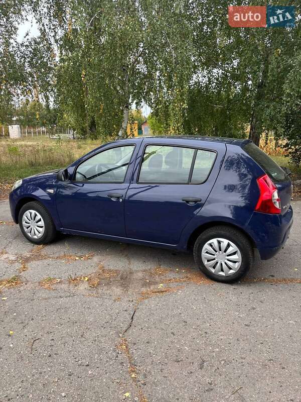Хэтчбек Dacia Sandero 2009 в Гадяче