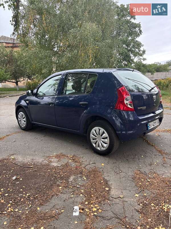 Хэтчбек Dacia Sandero 2009 в Гадяче