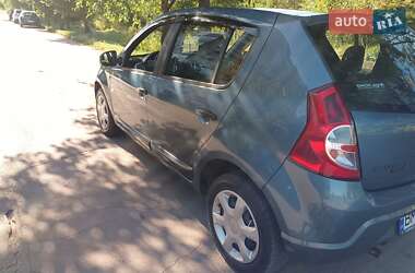 Хэтчбек Dacia Sandero 2009 в 