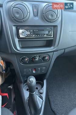 Хэтчбек Dacia Sandero 2015 в 