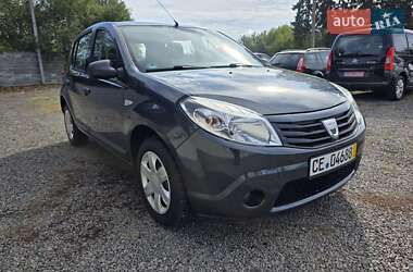 Хэтчбек Dacia Sandero 2008 в 