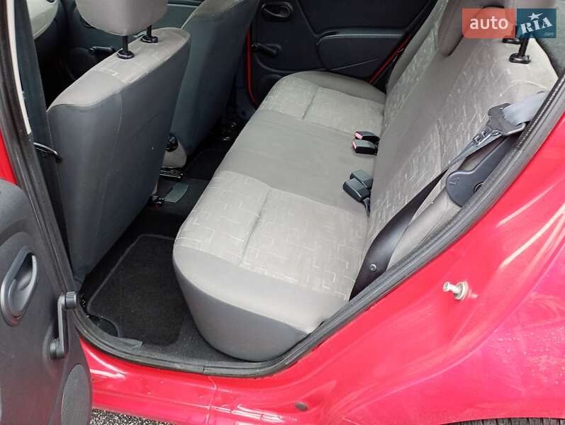 Хэтчбек Dacia Sandero 2009 в Калиновке