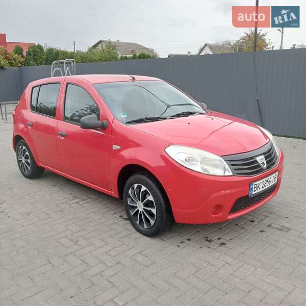 Хэтчбек Dacia Sandero 2009 в Остроге