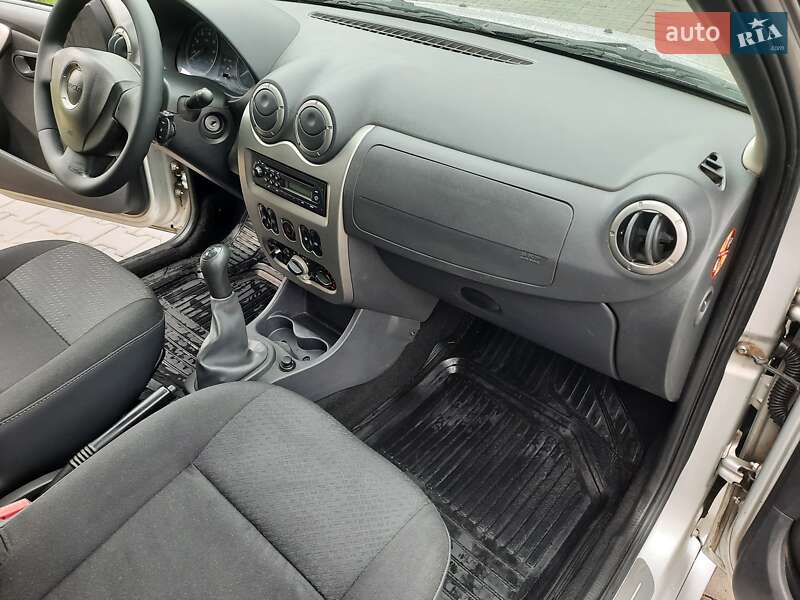 Хетчбек Dacia Sandero 2011 в Чернівцях