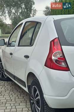 Хэтчбек Dacia Sandero 2009 в 