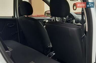 Хэтчбек Dacia Sandero 2009 в 