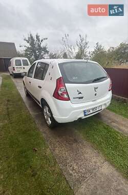 Хэтчбек Dacia Sandero 2010 в Сарнах