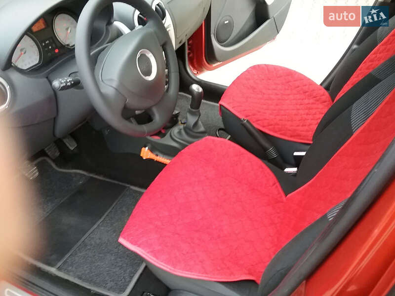 Хэтчбек Dacia Sandero 2009 в Ужгороде