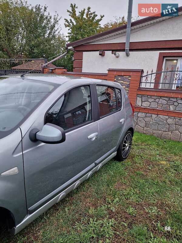 Внедорожник / Кроссовер Dacia Sandero 2009 в Полтаве