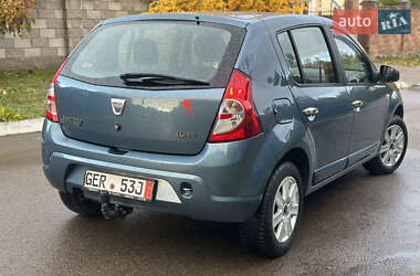 Хэтчбек Dacia Sandero 2009 в 
