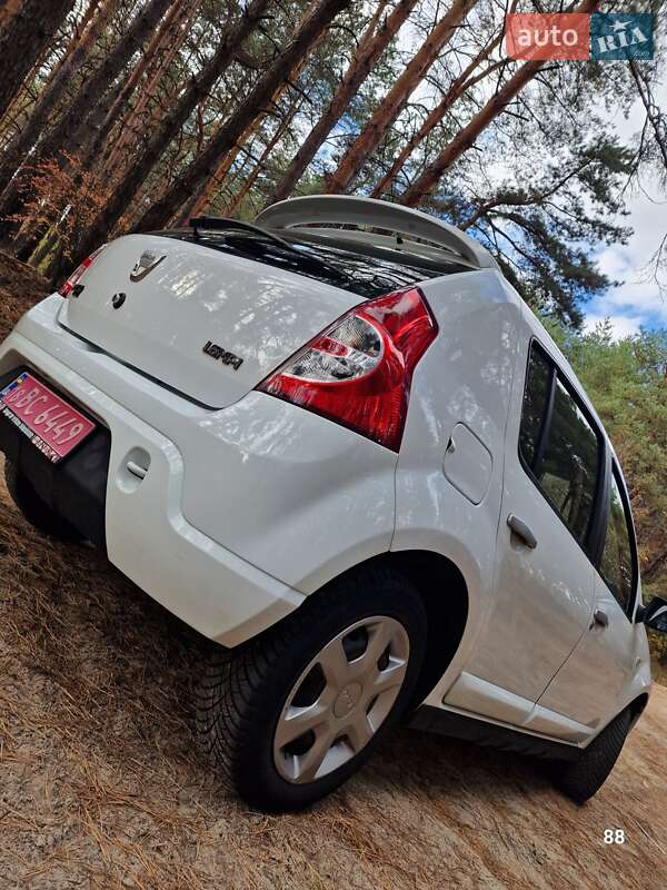 Хэтчбек Dacia Sandero 2009 в Полтаве