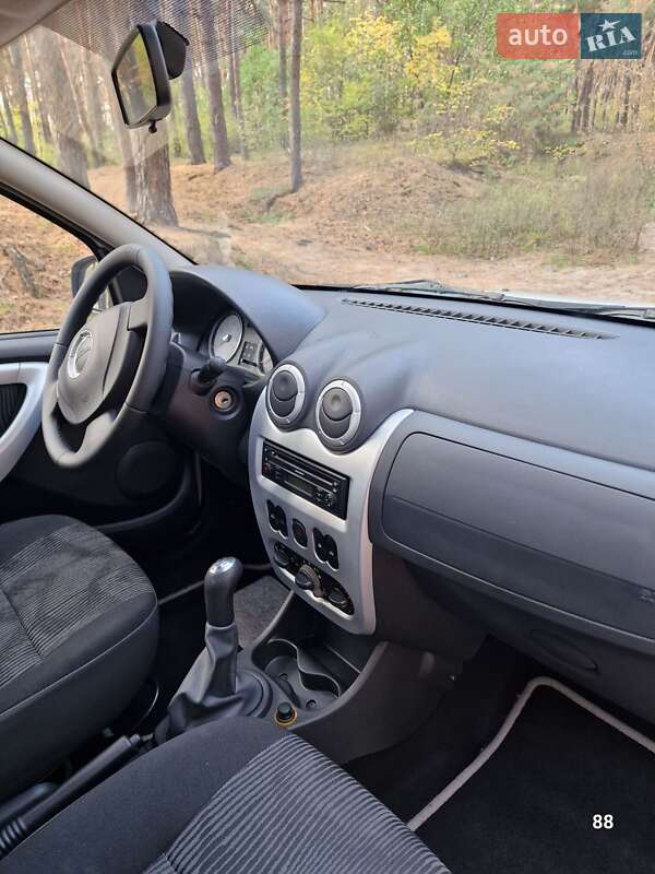 Хэтчбек Dacia Sandero 2009 в Полтаве