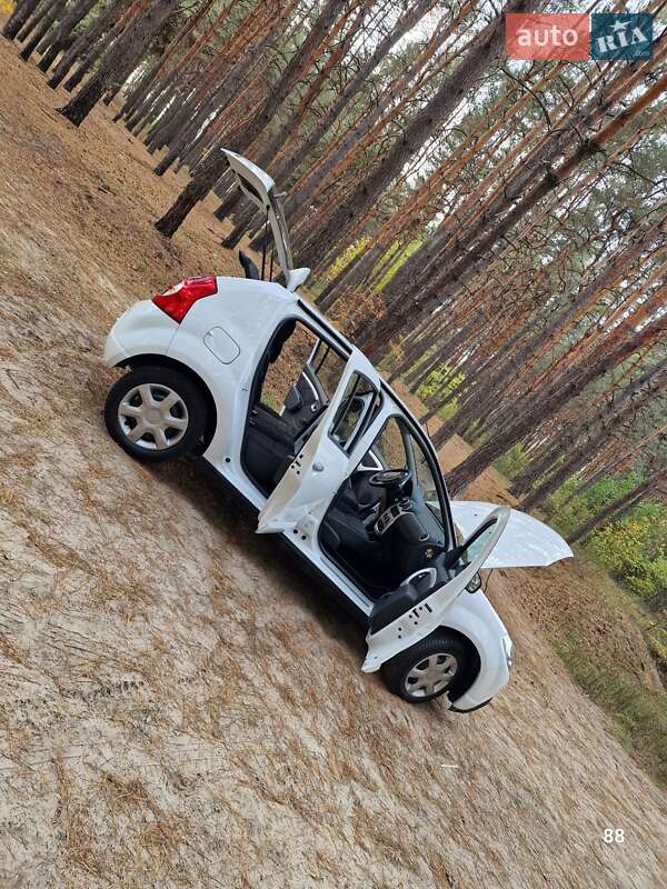 Хэтчбек Dacia Sandero 2009 в Полтаве
