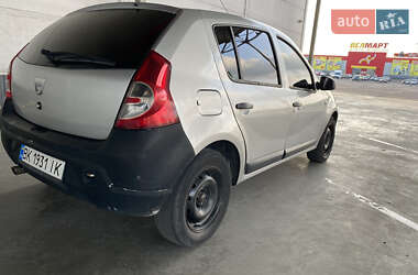 Хэтчбек Dacia Sandero 2010 в 