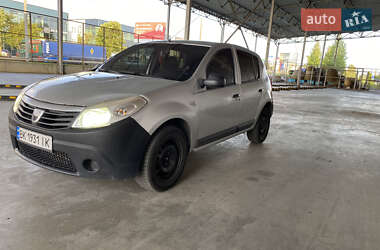Хэтчбек Dacia Sandero 2010 в 