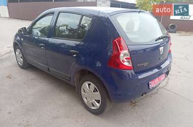 Хэтчбек Dacia Sandero 2009 в 