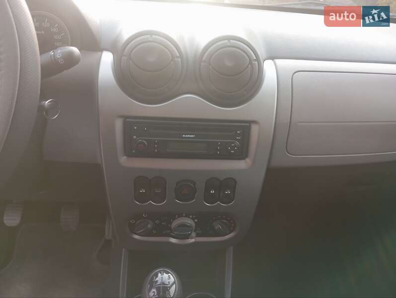 Хэтчбек Dacia Sandero 2009 в Калиновке
