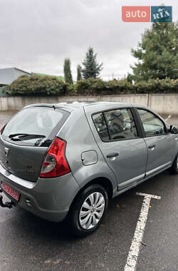 Хэтчбек Dacia Sandero 2008 в 