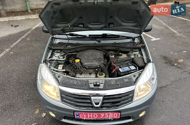 Хэтчбек Dacia Sandero 2008 в 