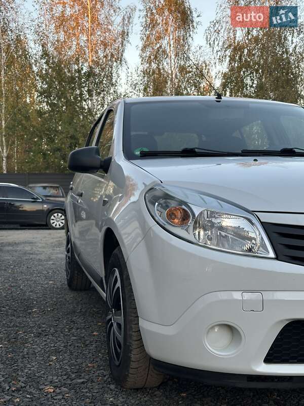 Хэтчбек Dacia Sandero 2009 в Любешове